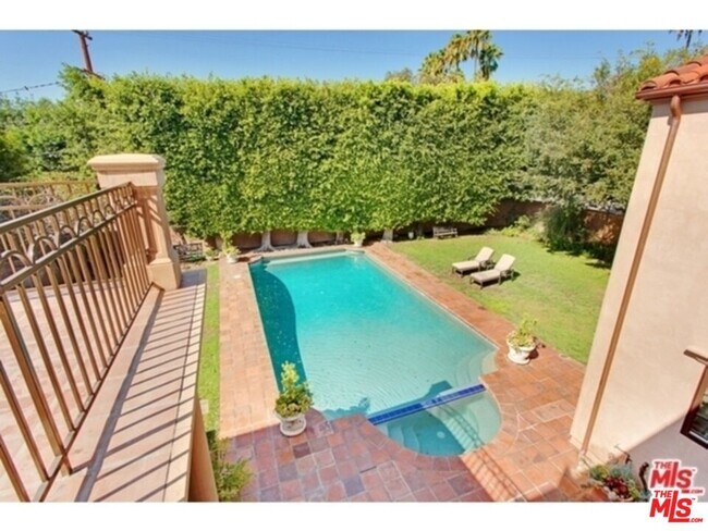 Building Photo - 725 Foothill Rd