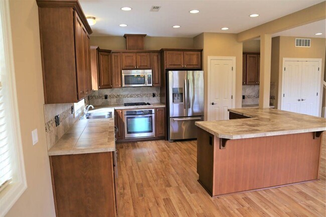 Building Photo - Nice 4bed/2.5 Bath Home, Gas Range