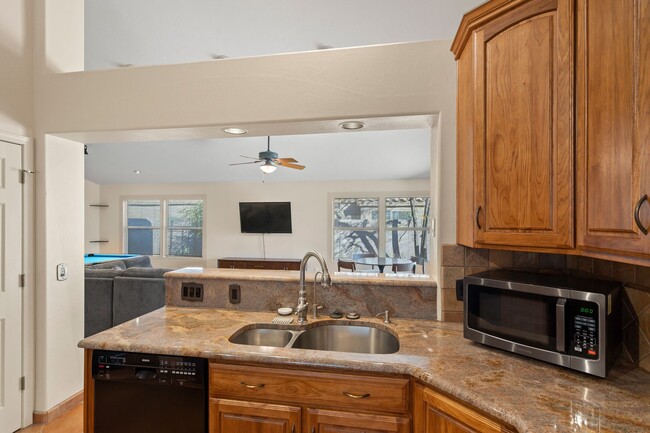 Building Photo - Charming Semi-Furnished Home in Oro Valley...