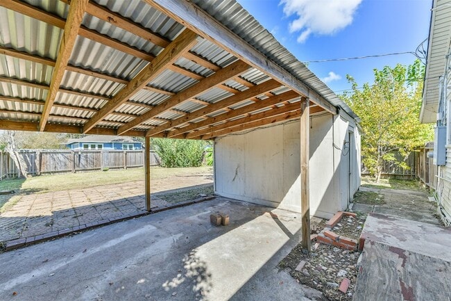 Building Photo - 424 S Broadway St