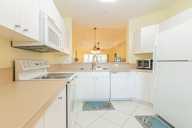 Building Photo - Peaceful Preserve-View Condo in Gated Blue...