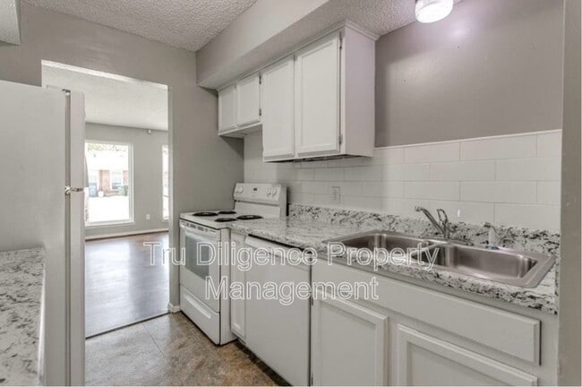 Building Photo - 210 Kathleen Dr