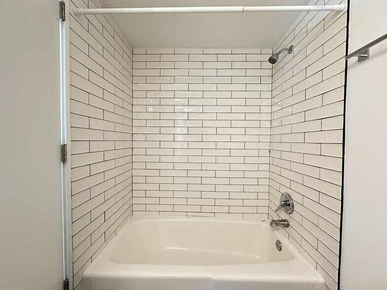 Building Photo - 7621 N Sheridan Rd