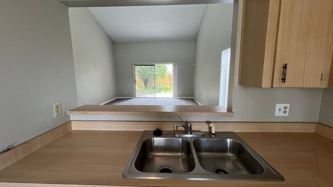 Building Photo - 112 Dahlia Village Cir