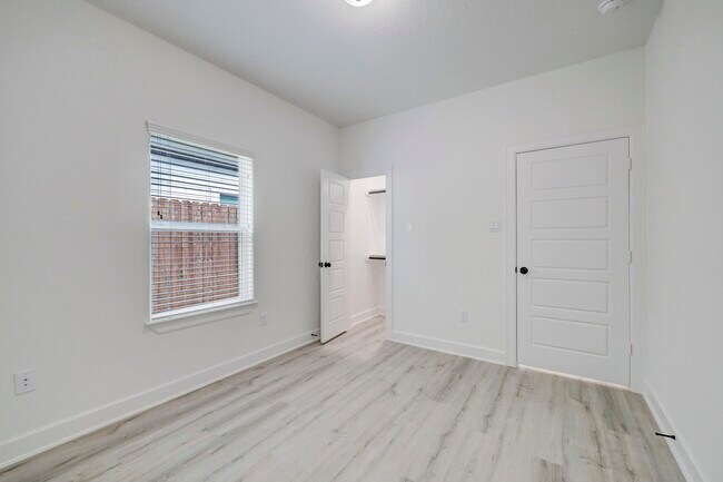 Building Photo - 4002 Elmwood St