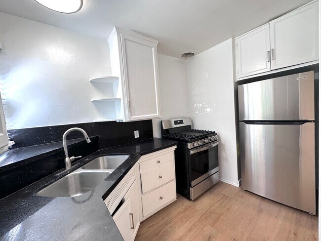 Building Photo - Updated Apartment Unit with Stylish Upgrades