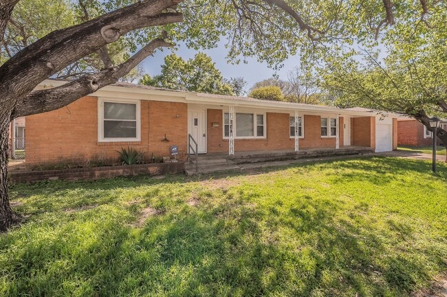 Building Photo - 3-Bedroom in Westworth Village!