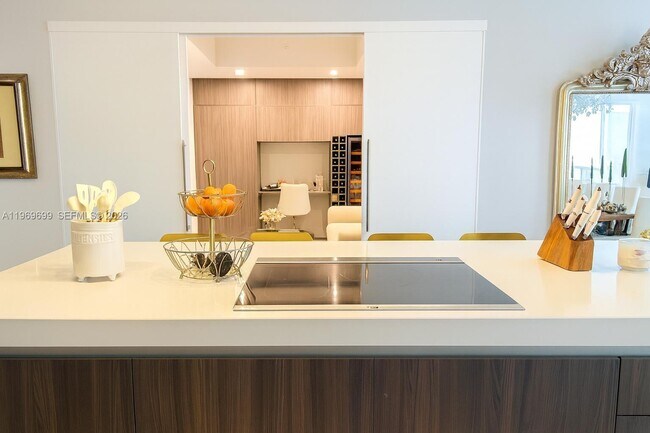 Building Photo - 851 NE 1st Ave