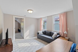 Building Photo - 3 Bedroom Bungalow in Riverwest