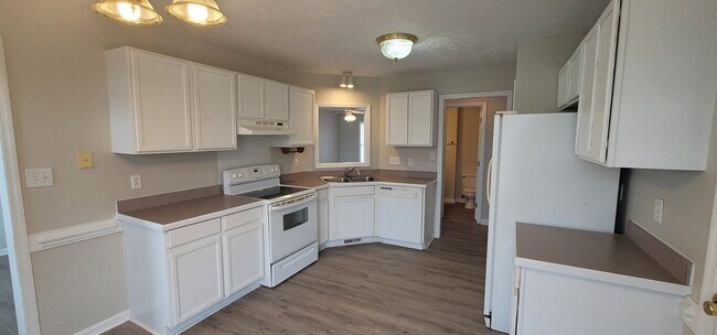 Building Photo - Beautiful 3 Bedroom home w/BONUS ROOM!!