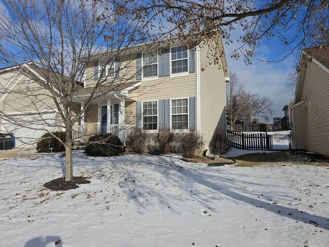Building Photo - 3 bedroom 2.5 bath with an additional family room, Linn Mar School Area