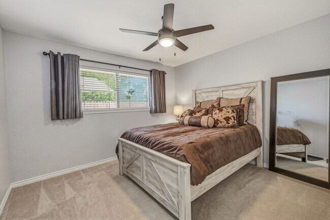 Building Photo - Beautiful large 3 bedroom home