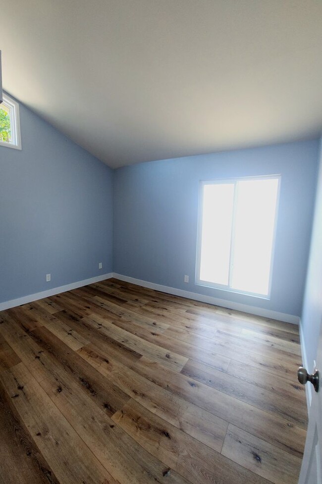 Building Photo - Updated and spacious single-story house on...