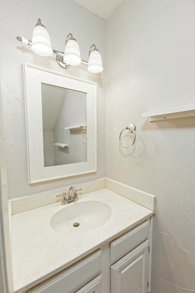 Building Photo - Dallas Townhome with Reserved Parking
