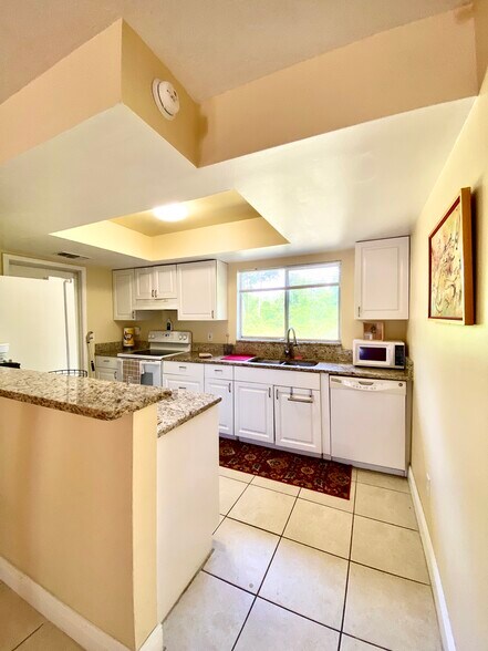 Building Photo - 2633 Kinnon Dr