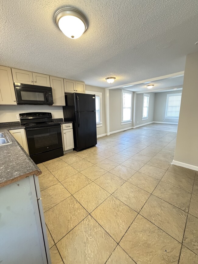 Building Photo - 919 N Walnut St