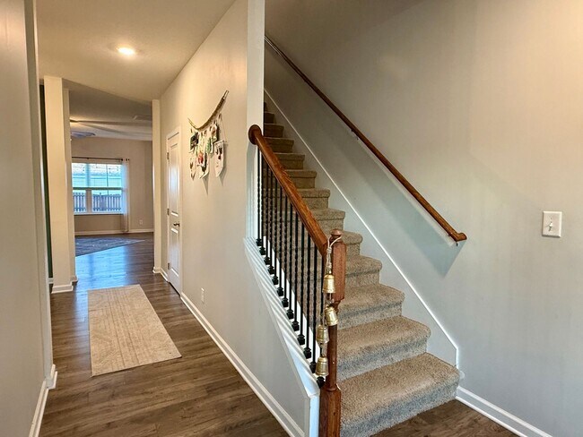 Building Photo - Beautiful 4 bedroom 2.5 bath home located in the Cliffs subdivision!