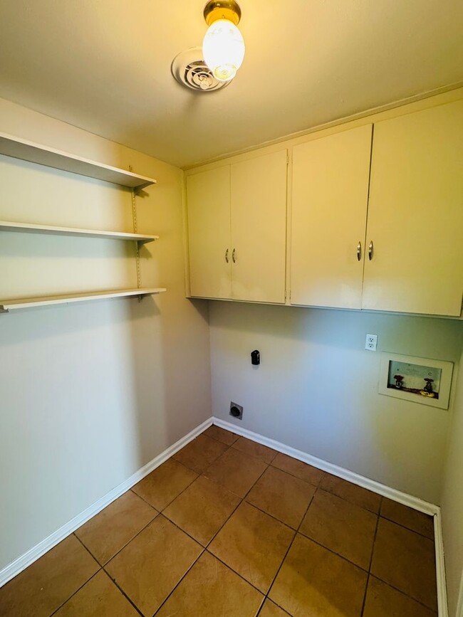 Building Photo - Cute & Cozy 3 Bedroom / 2 Bathroom in Mont...