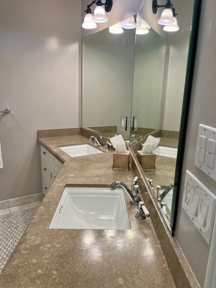 Double vanity and large counter. - 4703 Ferncreek Dr