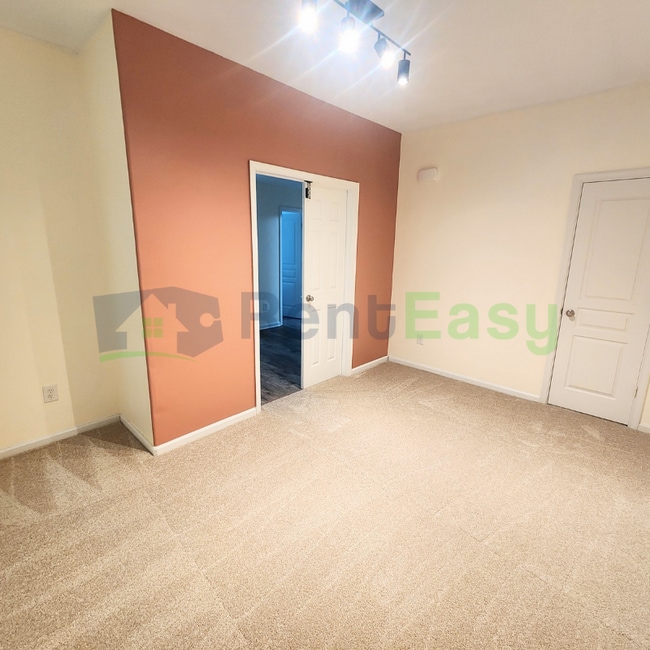 Building Photo - 2250 Humphreys Dr