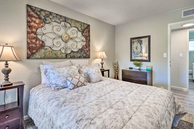 Building Photo - 1217 Falcon Ave