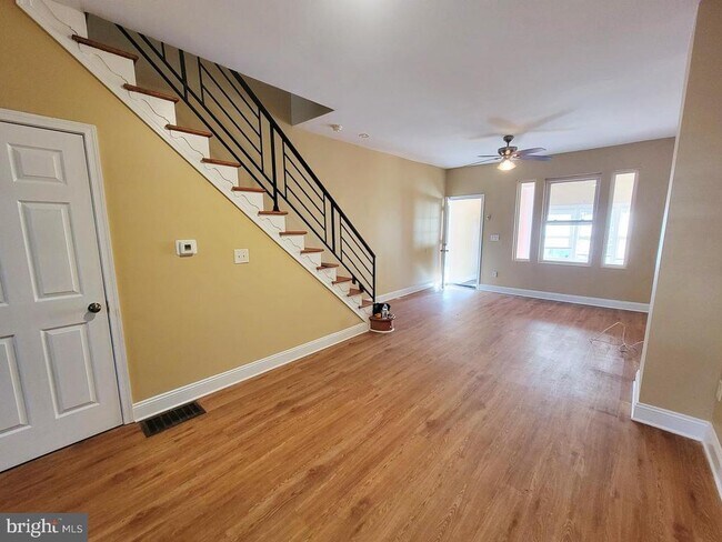 Building Photo - 923 E Schiller St