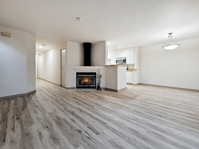 Building Photo - Kent East Hill Townhome with Garage & Patio