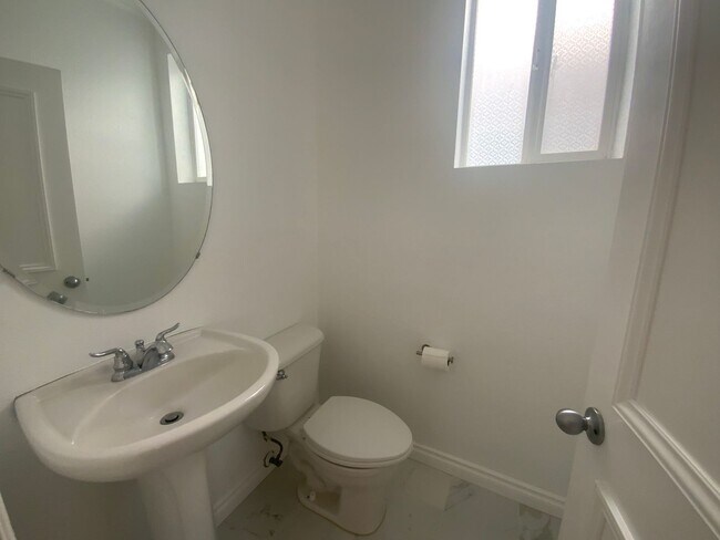 Building Photo - Newly Remodeled Puyallup Gem - Modern Comf...