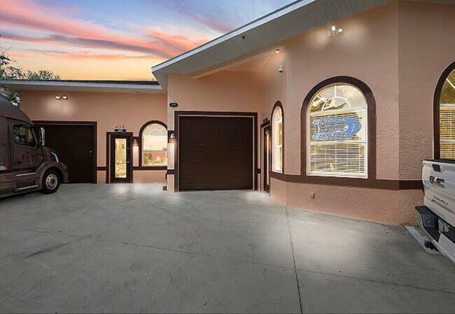 Building Photo - 434 NE 3rd Ave