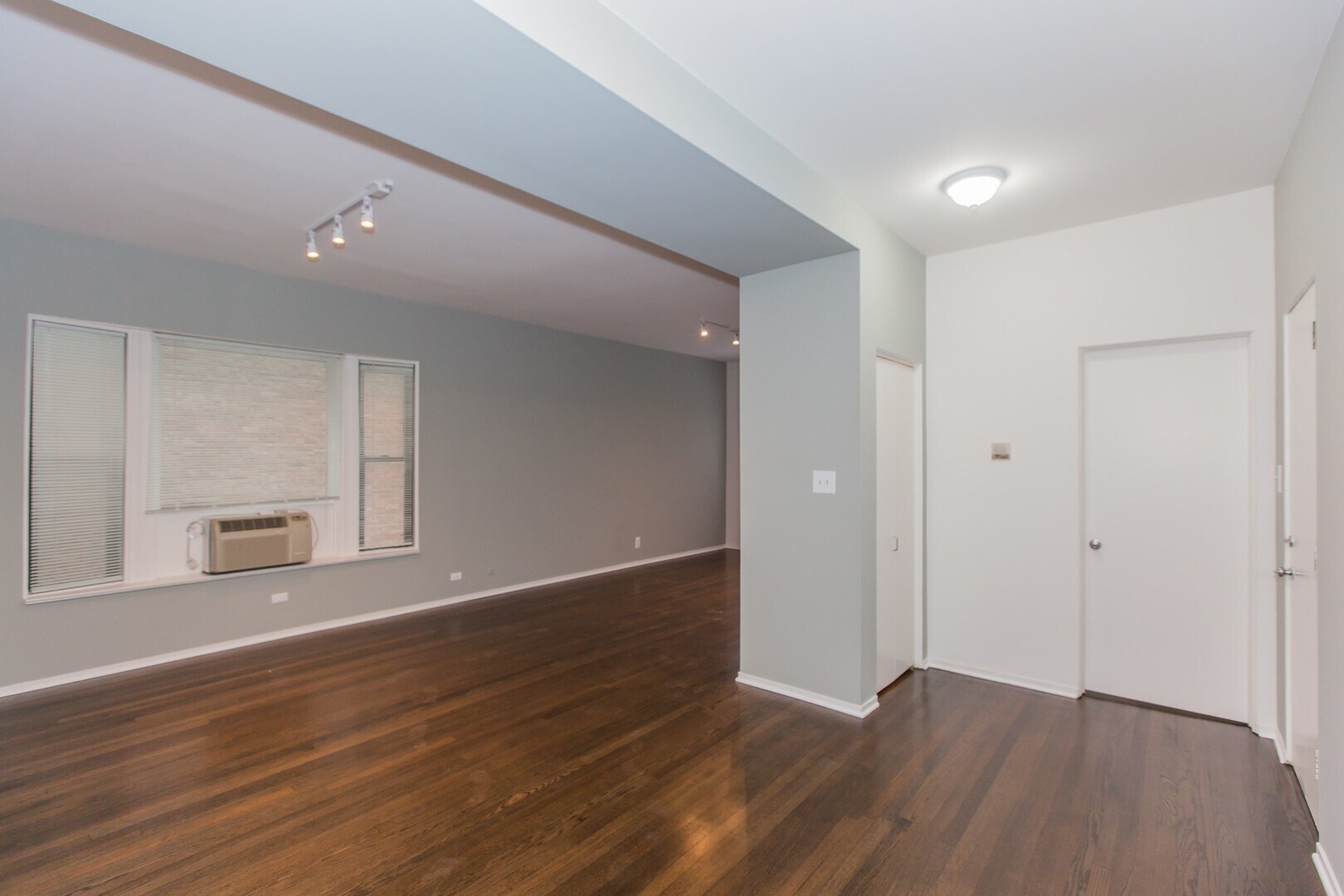 Building Photo - 727 W Cornelia Ave