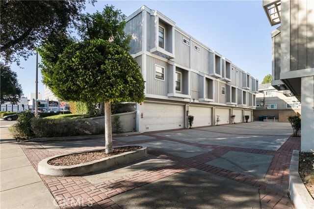 Building Photo - 965 E Del Mar Blvd
