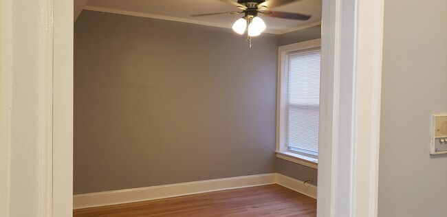 Building Photo - 917 E 78th St