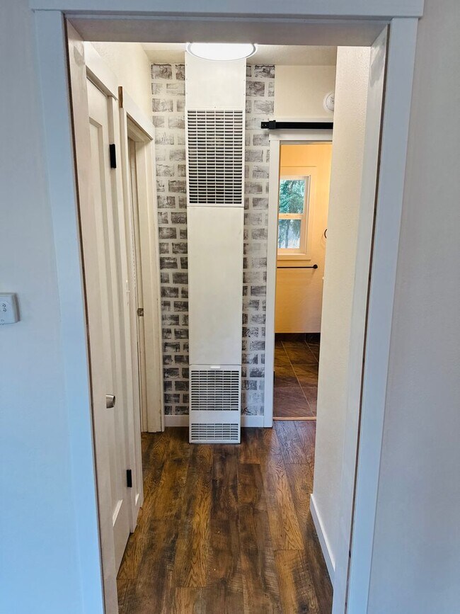 Building Photo - Updated 2bdrm 1 bath house  walking distan...