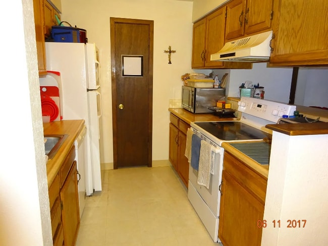 Building Photo - 2800 Kalmia Ave