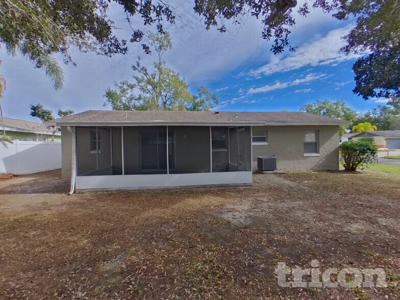 Building Photo - 1002 Saxon Ct