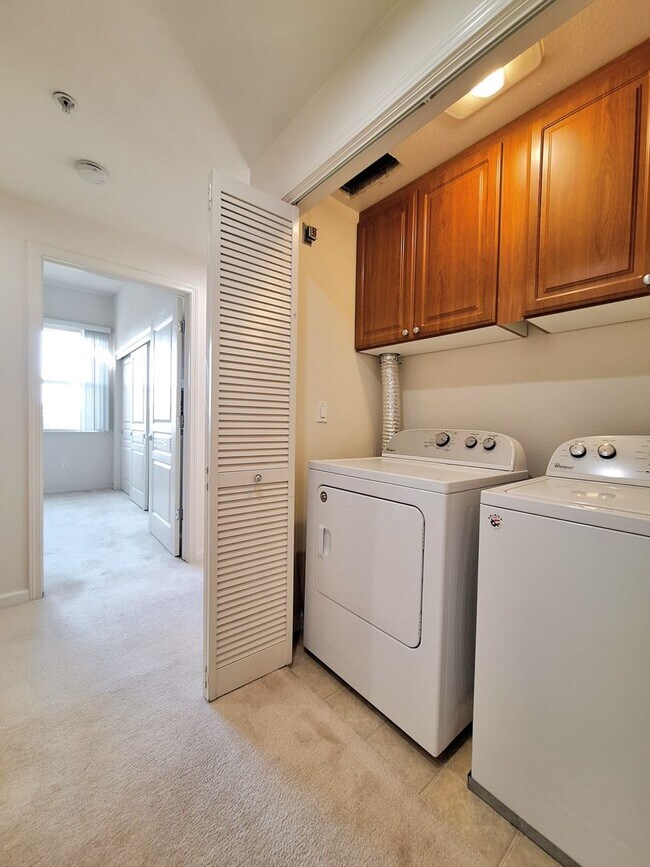 Building Photo - Beautiful 2bd Condo In Gated Community With Pool, Gym, and In-unit Laundry!