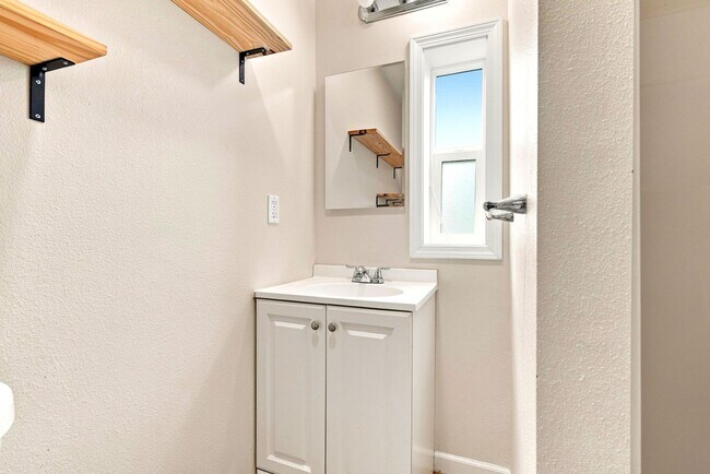 Building Photo - Quiet studio for rent