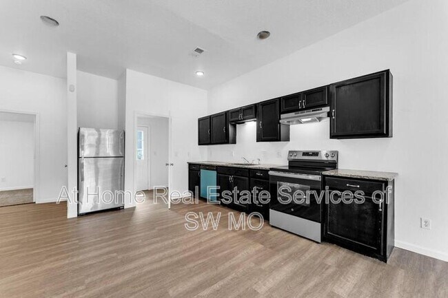 Building Photo - 522 S Broadway Ave