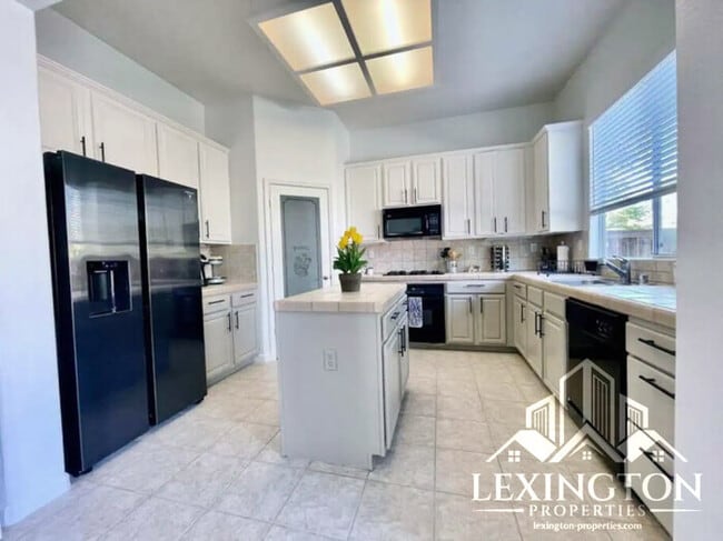 Building Photo - Stunning, 5BD/3BA Home, in West Sacramento with a Pool and BBQ!