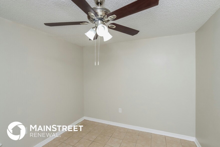 Building Photo - 2111 Buescher Hill St