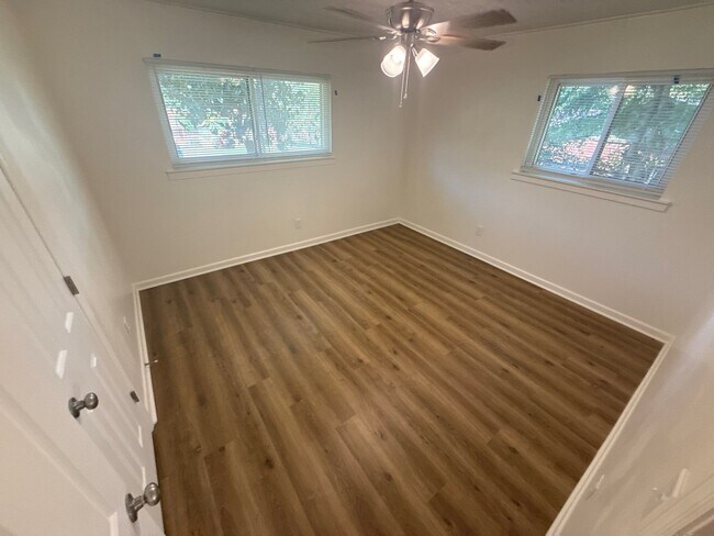 Building Photo - 962 Farwell Dr