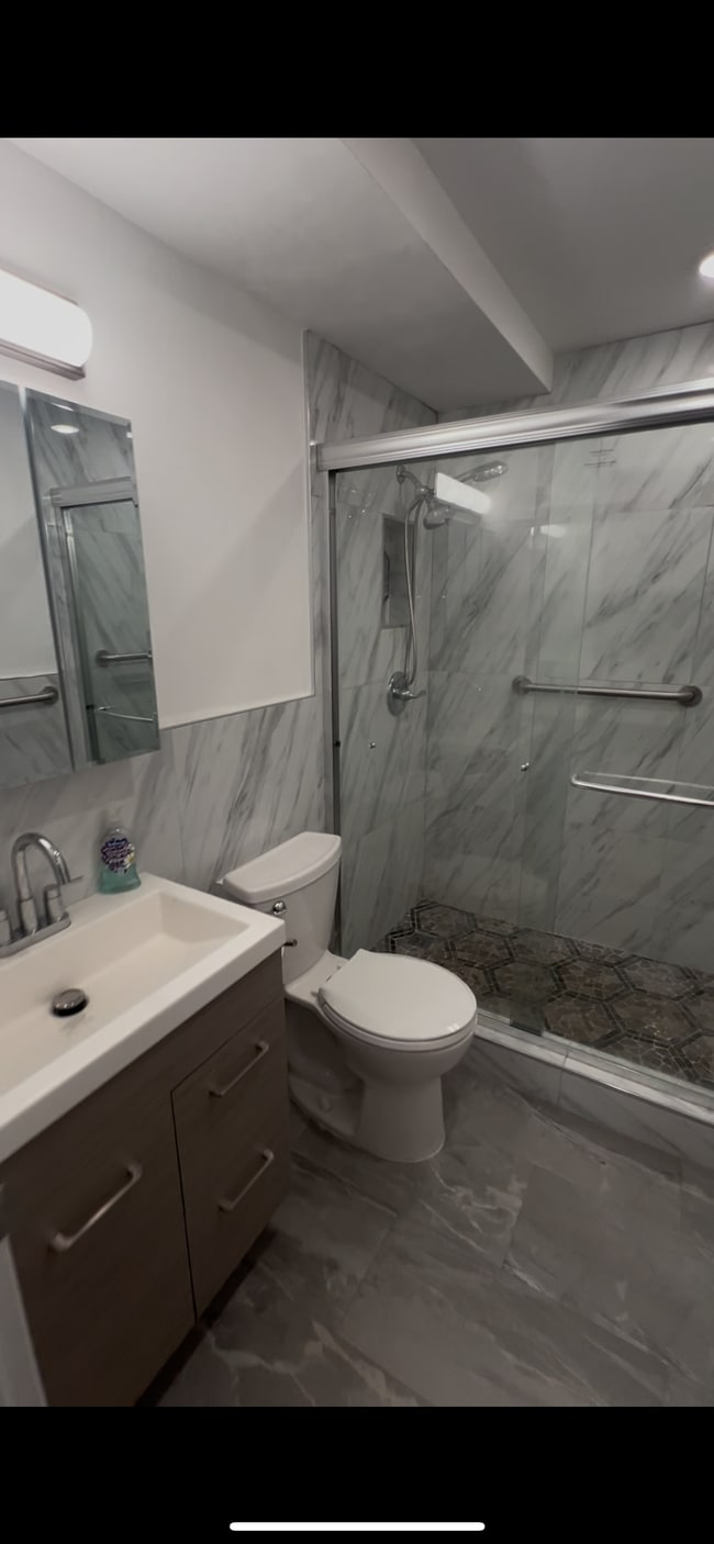main bathroom - 24 Palmetto St