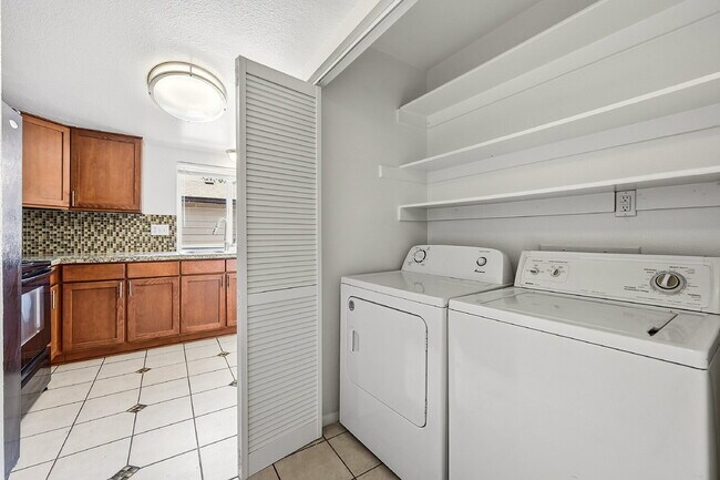 Building Photo - $2,325.95, 2-bed, 2-bath in Aurora with in Unit Laundry!
