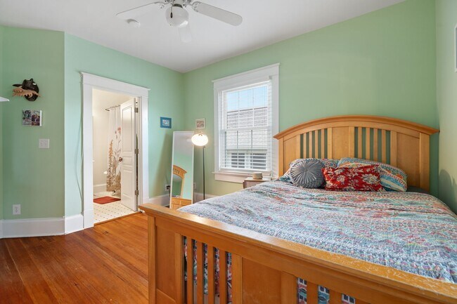 Building Photo - Downtown Raleigh Bungalow: Available September 11th