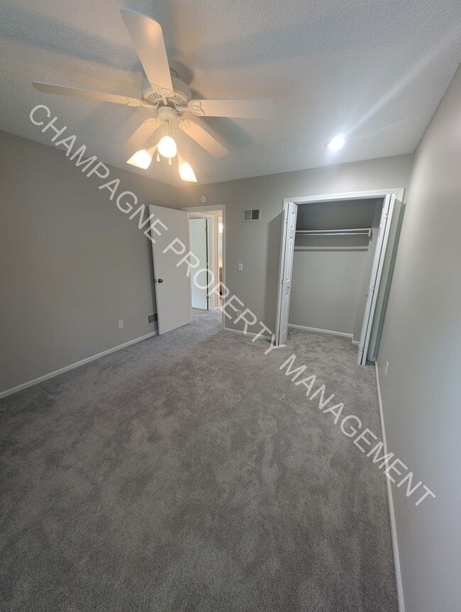 Building Photo - GORGEOUS LENEXA HOME FOR RENT - FLAT ROCK ...