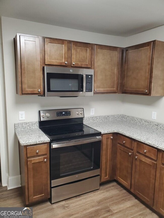 Building Photo - 811 Woodrow Ave