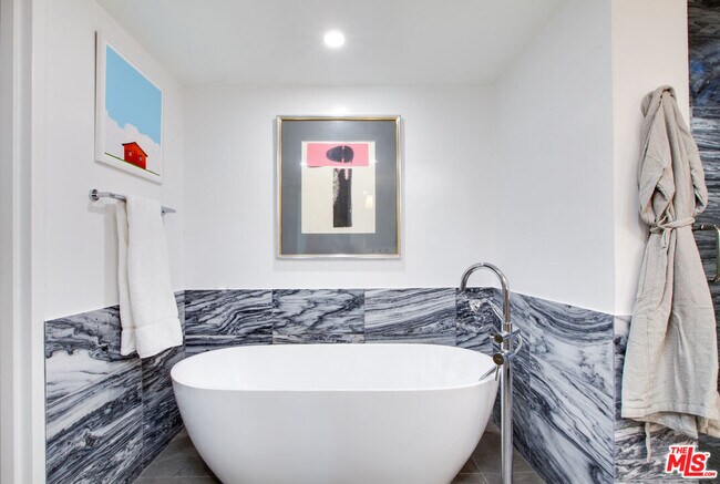 Building Photo - 10520 Wilshire Blvd