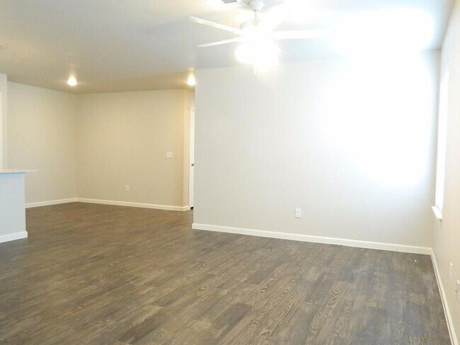 Building Photo - 2 Bedroom 2 Bath Duplex Near Tinker AFB