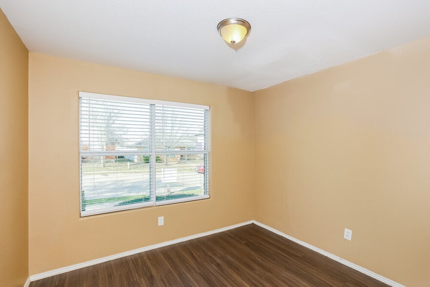 Building Photo - 144 Triumph Rd