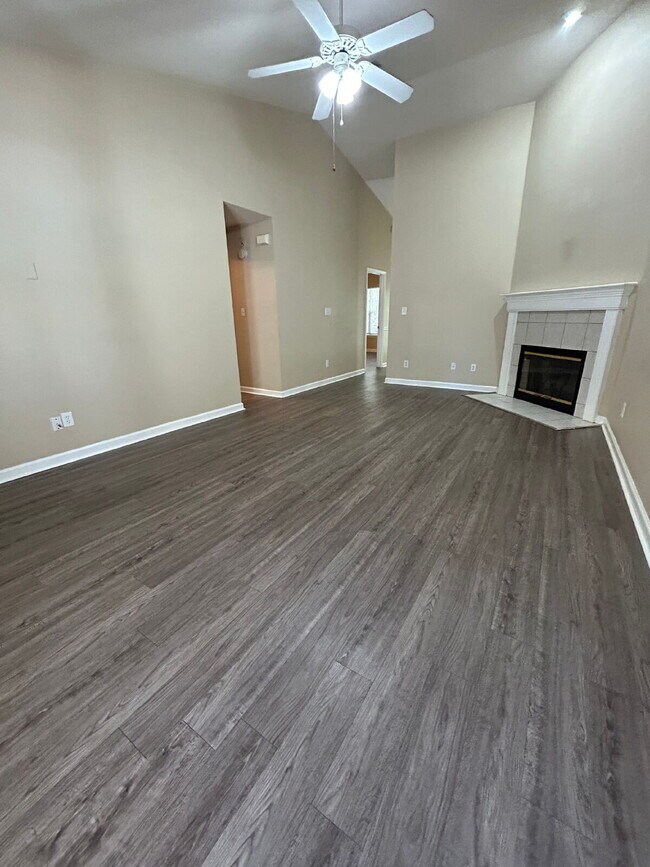 Building Photo - 2 bed/2 bath with new paint and flooring! Pets are welcome! New Back Porch!